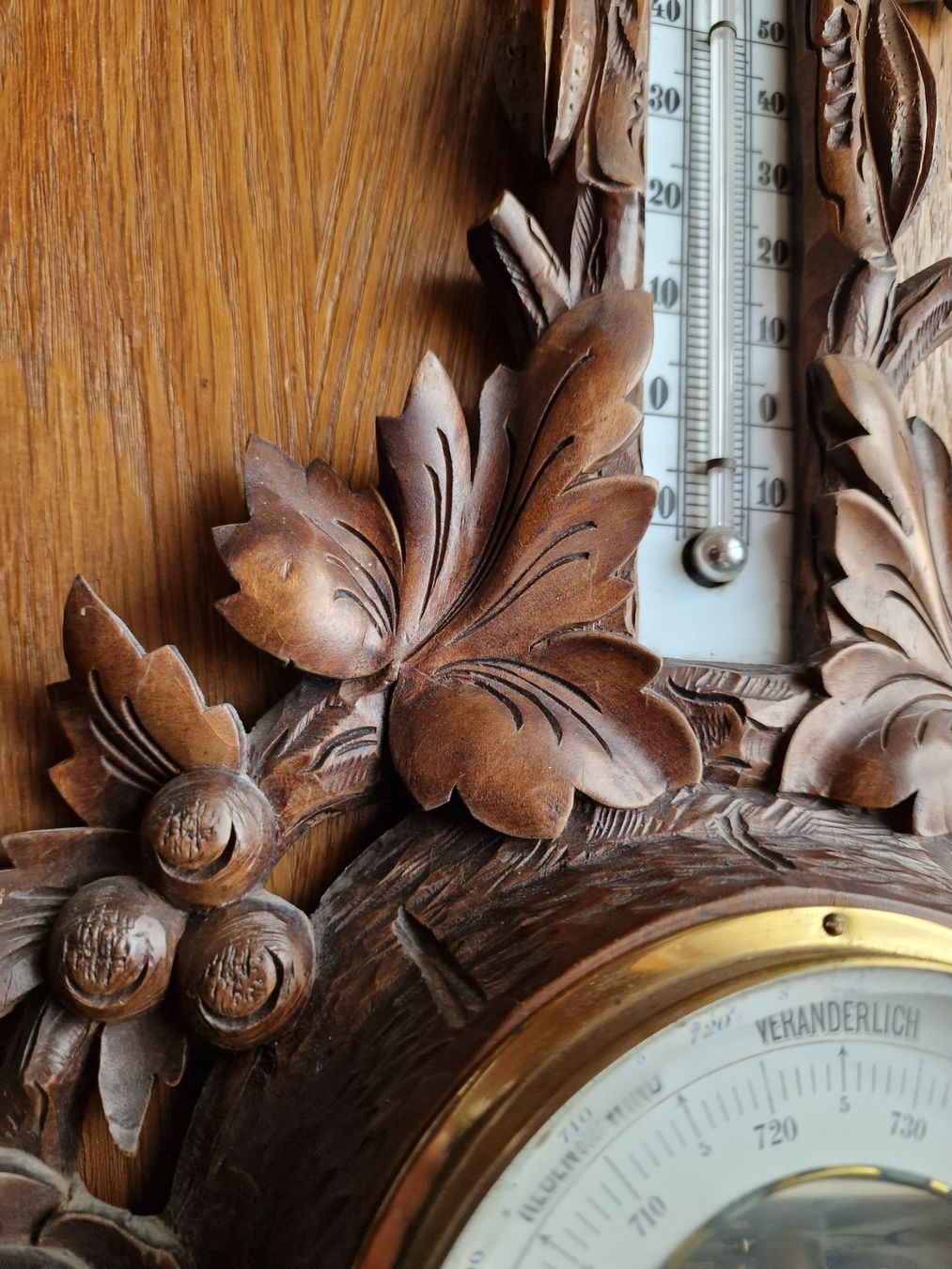 Sonstige antike Technik & Geräte: Barometer und Thermometer  -  antike Brienzer Schnitzerei – Gebraucht aus Röthenbach i. E. von Heureka5 4
