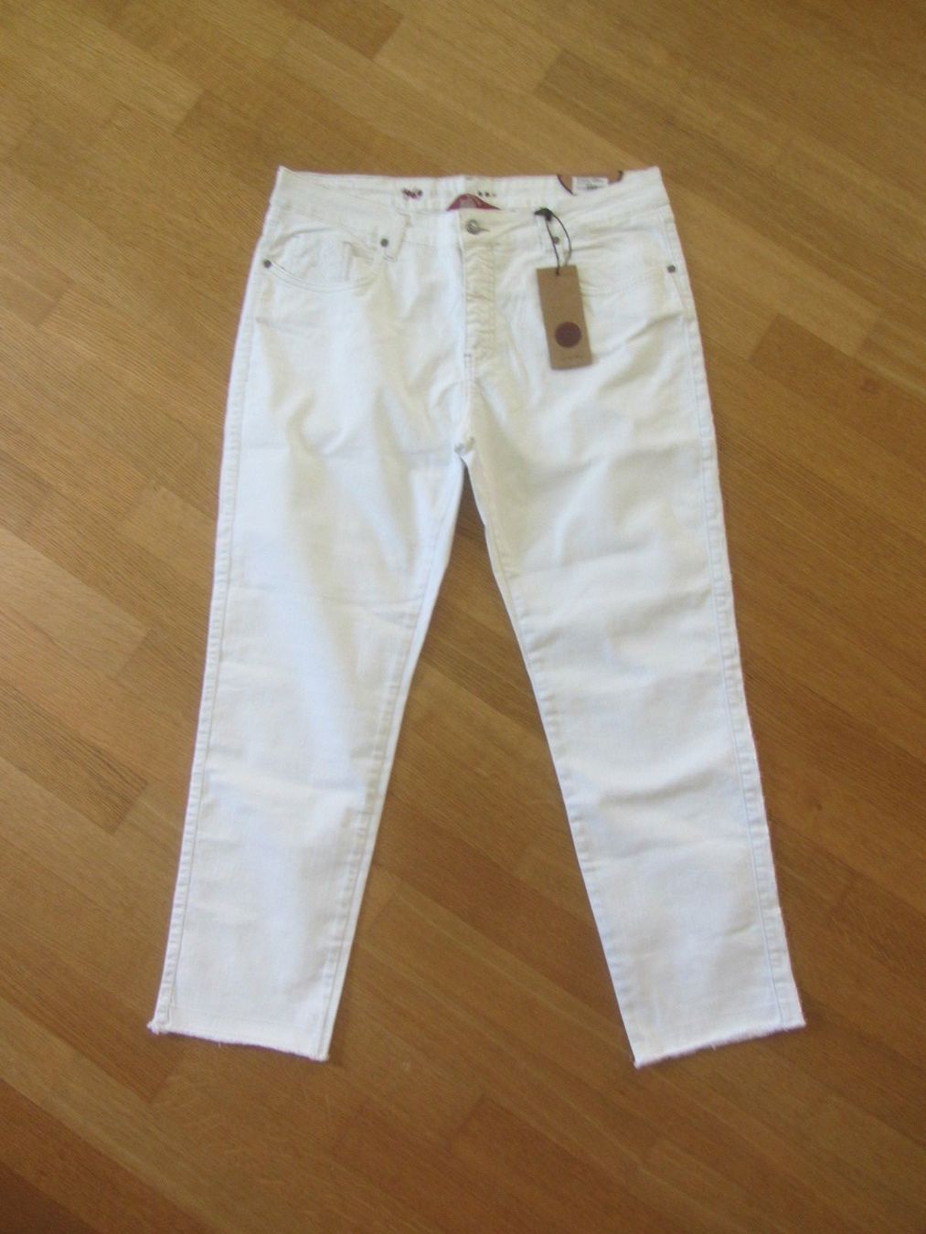 Jeans: UNIVERSAL DENIM - Nash Slim Jeans weiss 40 – Nuovo e nell'imballaggio originale da Zürich venduto da Diazaio