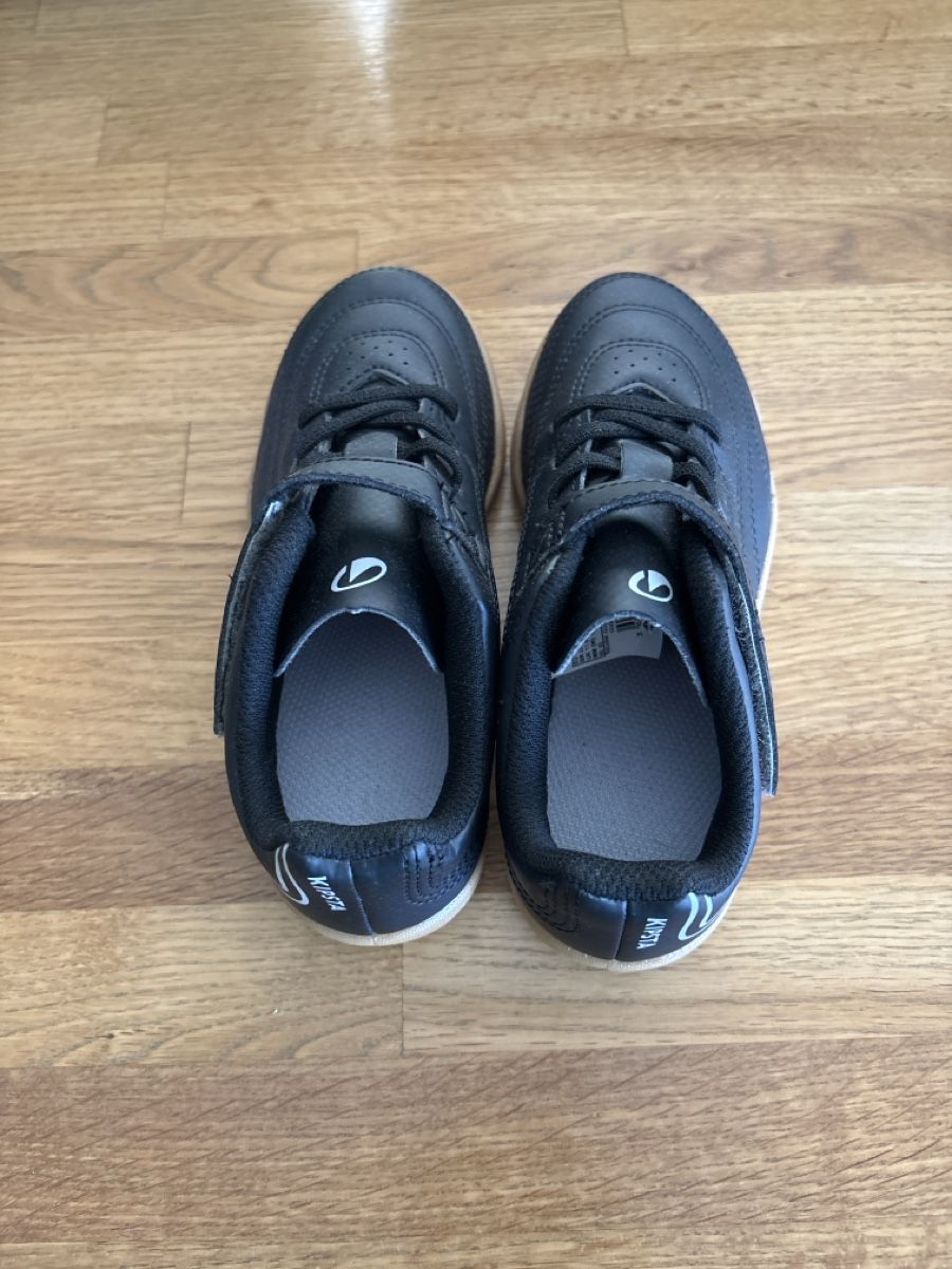Scarpe per ragazzi: Hallenschuhe Kinder Grösse 30 schwarz NEU – Nuovo (secondo la descrizione) da Erlen venduto da SaFehr 1