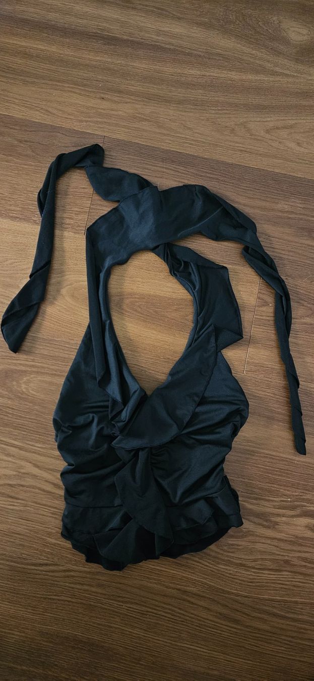 Top: Top in schwarz Neckholder und Rüschen – Usato da Birmensdorf ZH venduto da ele_mf8v 2