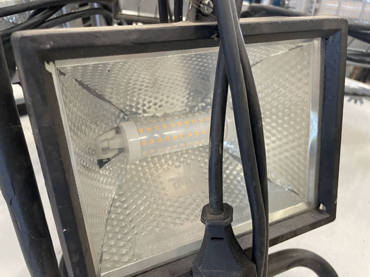 Lampade: Halogenscheinwerfer / Baustrahler – Usato da Flaach venduto da Binz 4