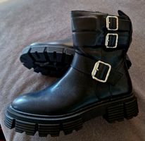Schwarze Winter Boots mit Schnalle, Grösse 38 - Neuwertig!