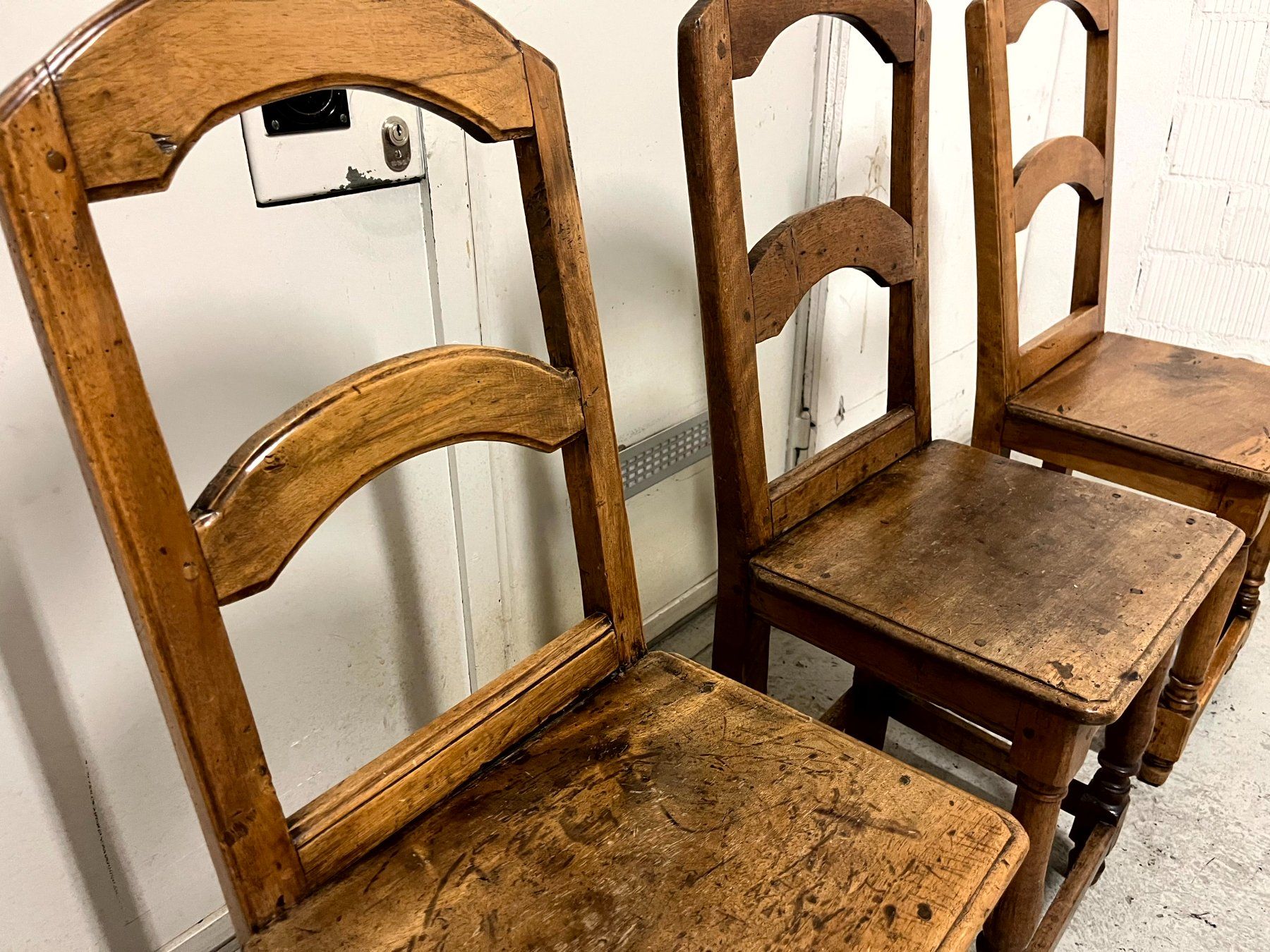Sedie: 3 Walliser Chaletstühle mit Originalpatina – Usato da Seftigen venduto da tom713 4