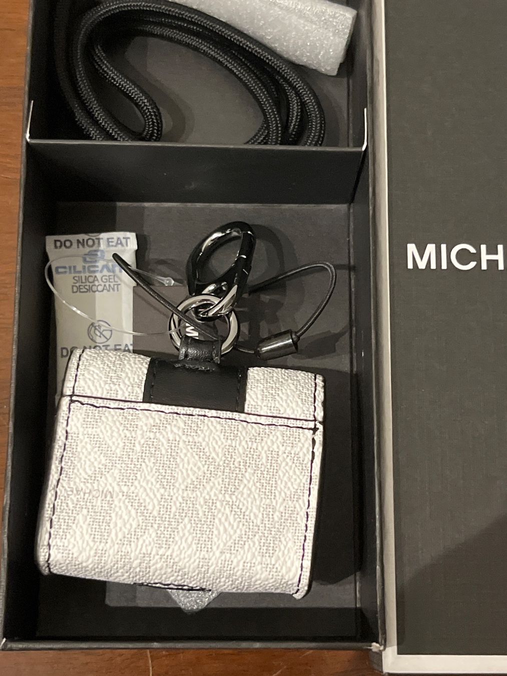 Michael Kors Cover & Protezioni schermo: Michael Kors - Airpod Case mit Umhängeband, Hellweiss – Nuovo e nell'imballaggio originale da Luzern venduto da Jiggy_8898 2