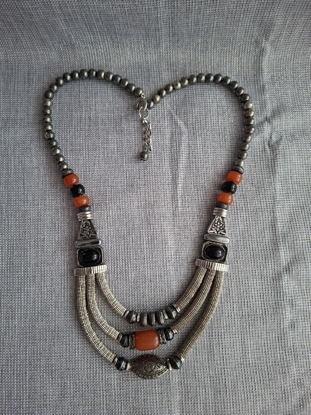 Colliers: Collier Statement Ethnique Multirangs Orange & Noir – D'occasion à Lutry par Sim_Sta