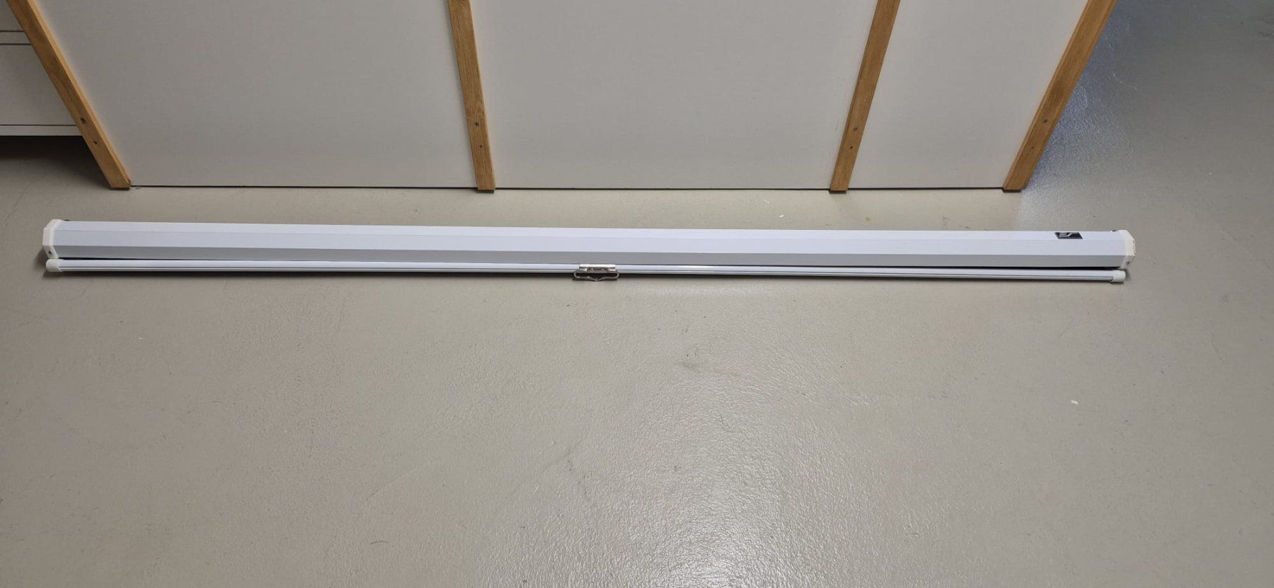 Home Cinema: Leinwand 113" (203 cm breit) – Usato da Würenlos venduto da averageisboring 1