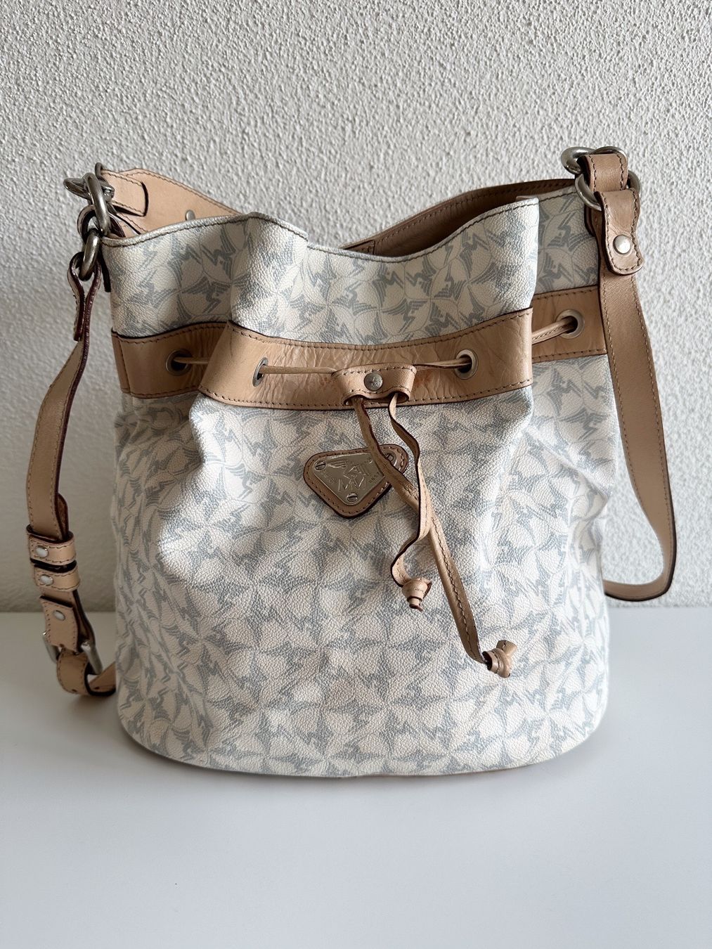 Maison Mollerus Taschen für Damen: Maison Mollerus Beuteltasche, weiss/blau mit silber – Gebraucht aus Dübendorf von 9320