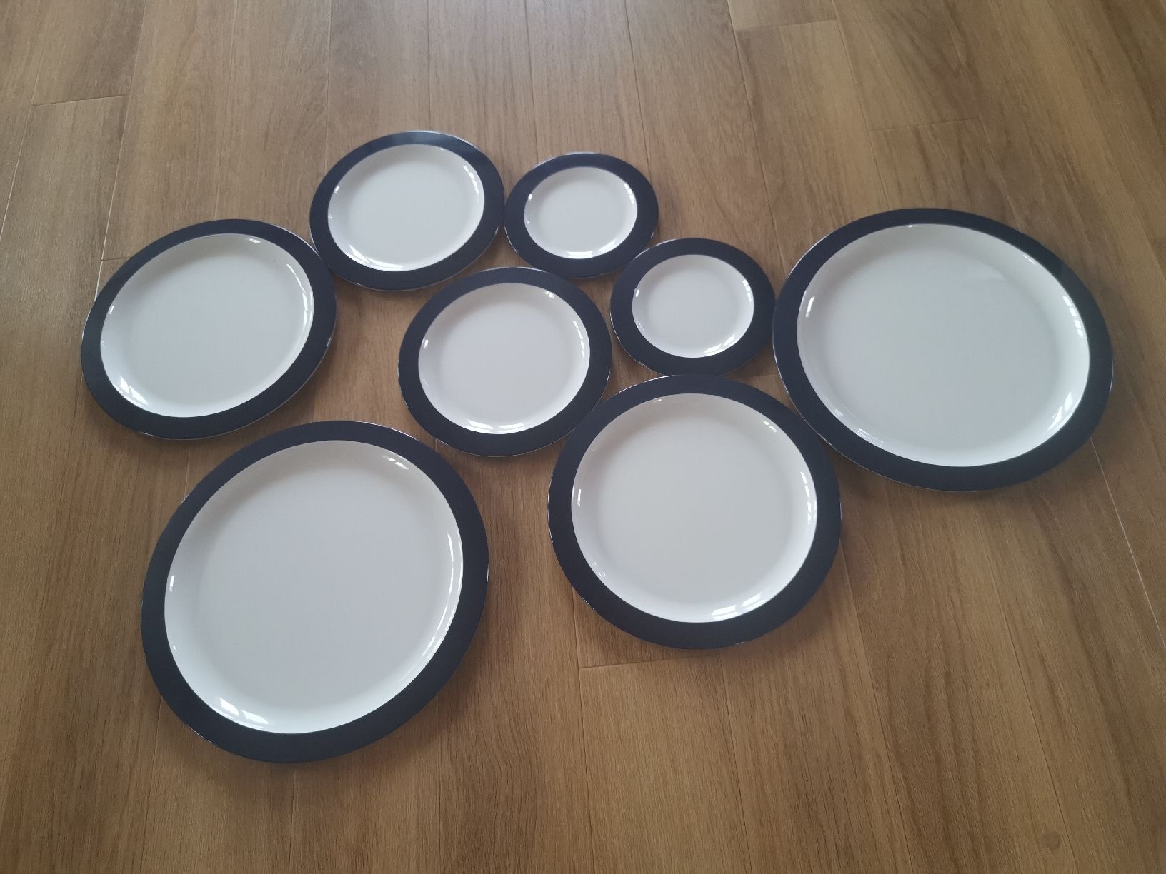 Tupperware Piatti: Neu!! Tupperware Teller-Set, dunkelblau, Camping 8-teilig – Nuovo (secondo la descrizione) da Hergiswil NW venduto da Angfri
