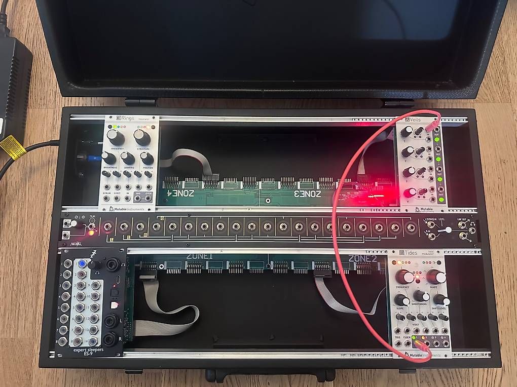 Strumenti musicali: Make Noise 4 Zone Eurorack Case – Usato da Bussy-sur-Moudon venduto da seb_yk7l 2