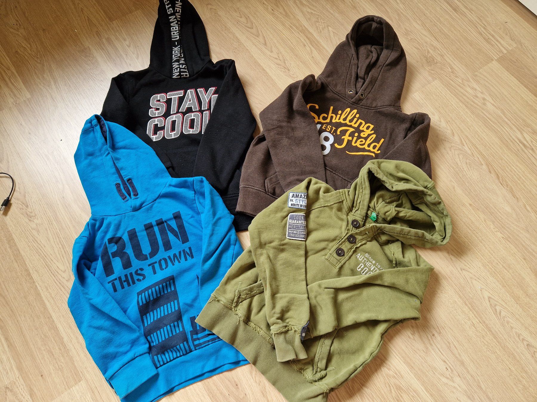 Pullover & Sweatshirts: 4x Kapuzenpulli / Pulli / Pullover 122 / 128 – Gebraucht aus Giswil von monimaus08
