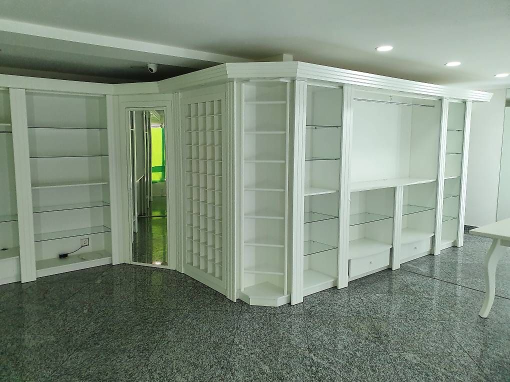 Scaffali: ELEGANTE ARREDAMENTO PER NEGOZIO – Usato da Sementina venduto da cescacachi 4