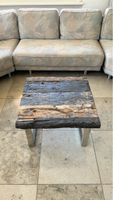 Couchtisch aus Holz mit Metallbeinen quadratisch