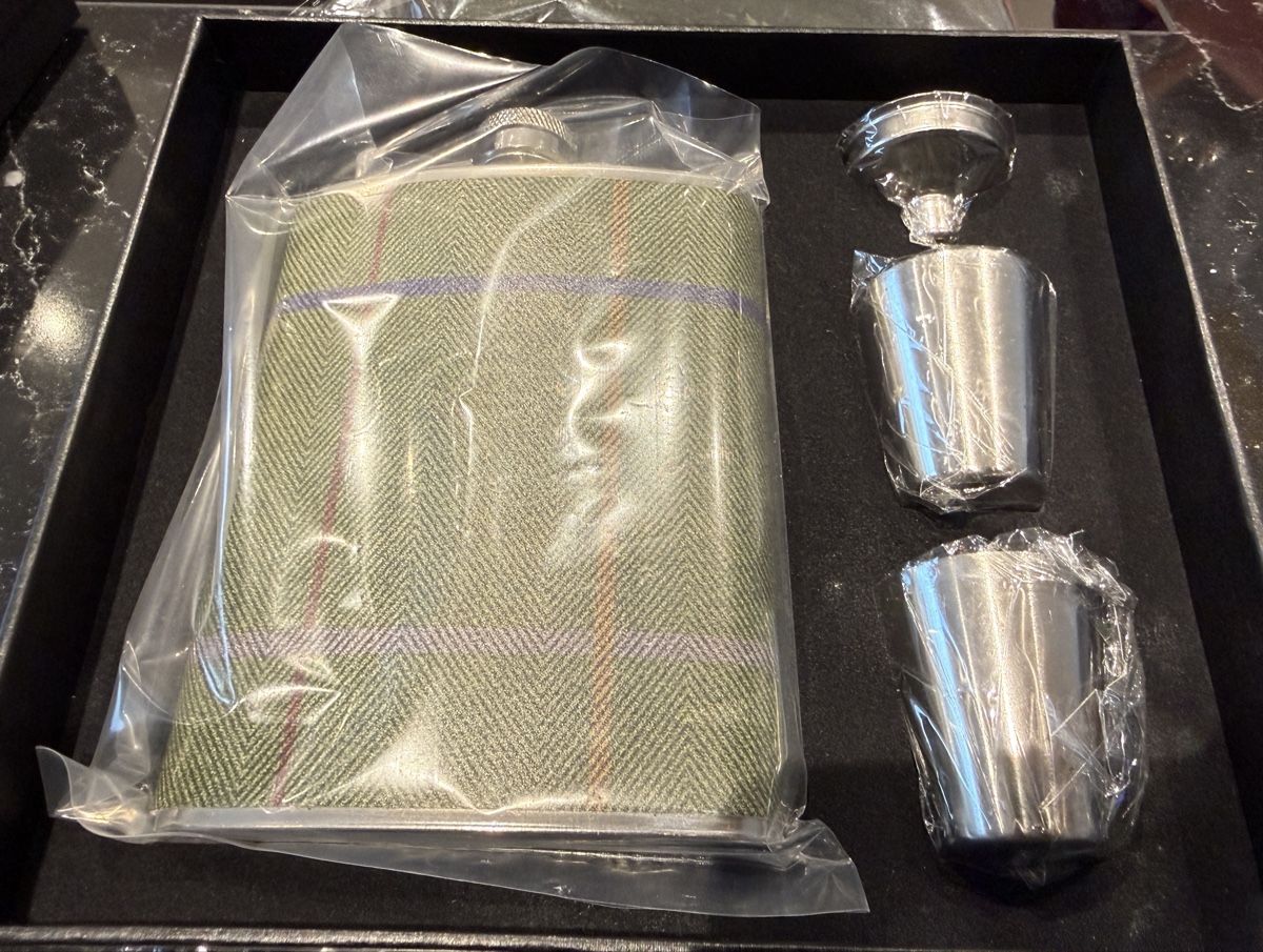 Altro: Stilvolle Flachmann Geschenkset mit Bechern und Trichter – Nuovo e nell'imballaggio originale da Seon venduto da Aaargauer01 2