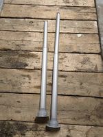 Zwei höhenverstellbare Tischbeine
