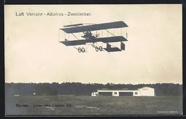Albatros-Zweidecker-Flugzeug beim Abflug