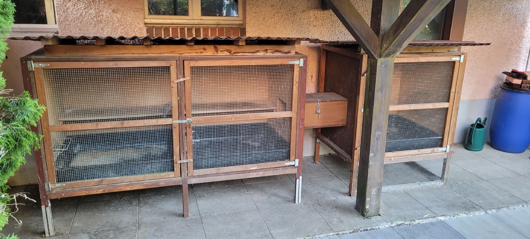 Cages, transport & sécurité: Holz-Kleintiergehege mit 3 Abteilen – D'occasion à Frauenfeld par ricola22