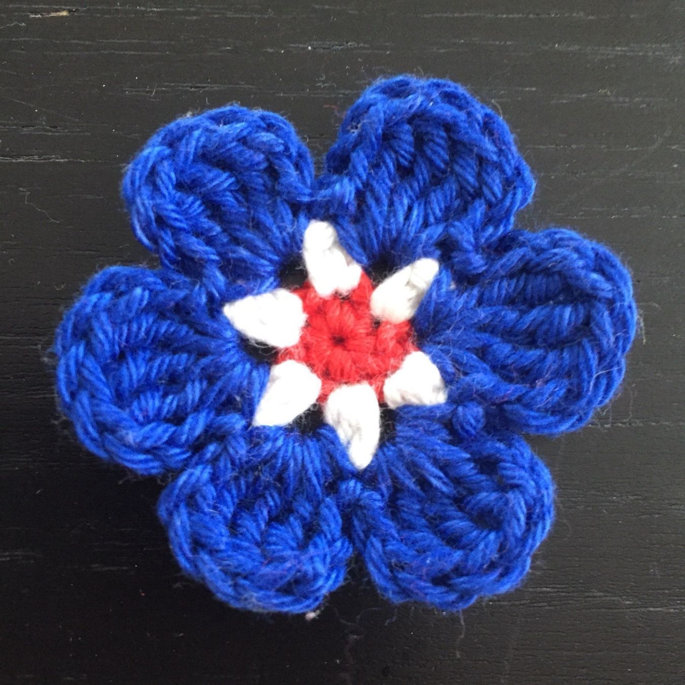 Toppe: Set 3 Stk. Blumen blau gehäkelt 4.8 cm – Nuovo e nell'imballaggio originale da Emmenbrücke venduto da swissmade-miracles 1