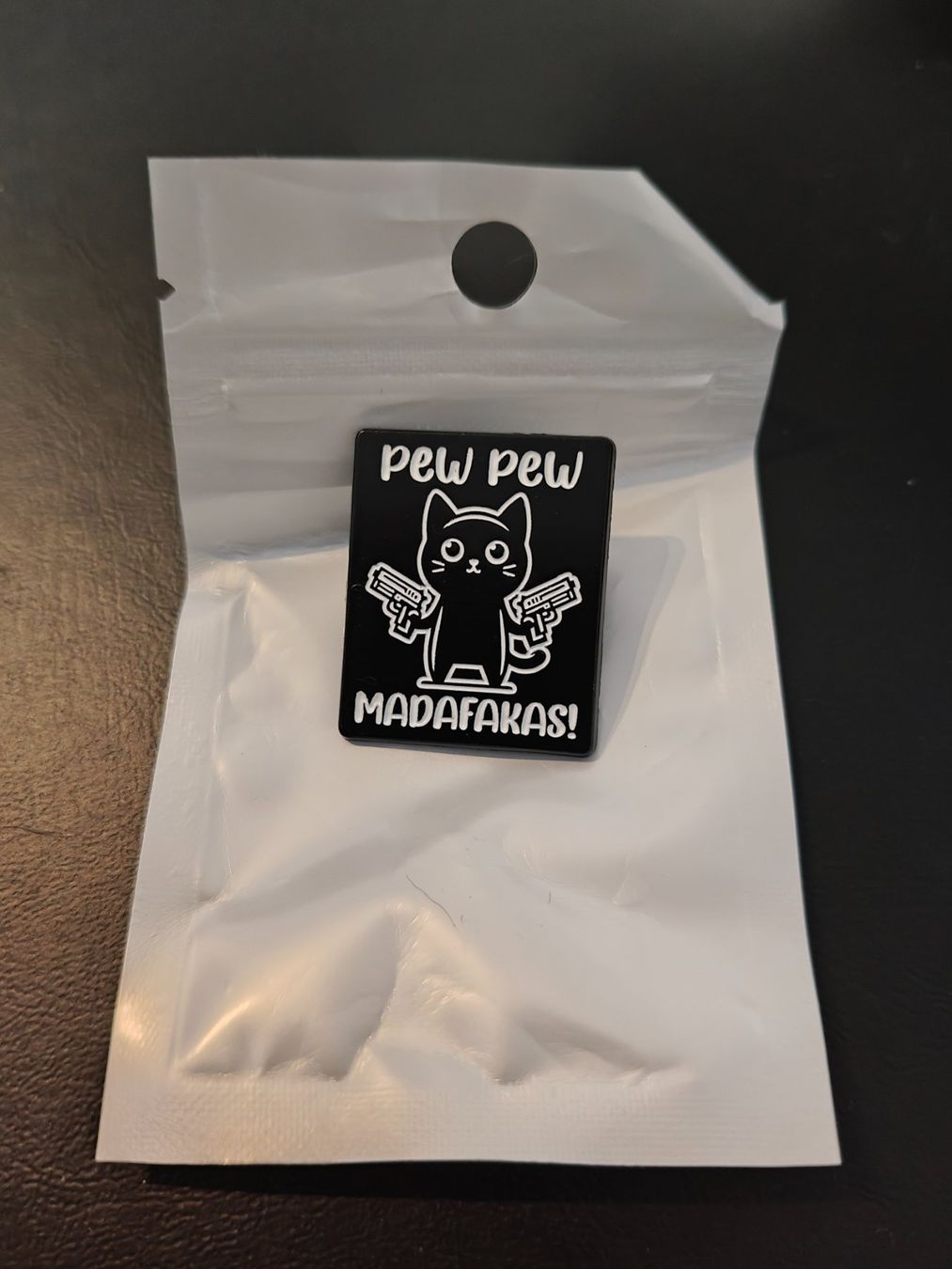 Spille & Fermagli: Katze / Cat / Chat / Gatto Pin – Nuovo e nell'imballaggio originale da Vaglio venduto da Dabia