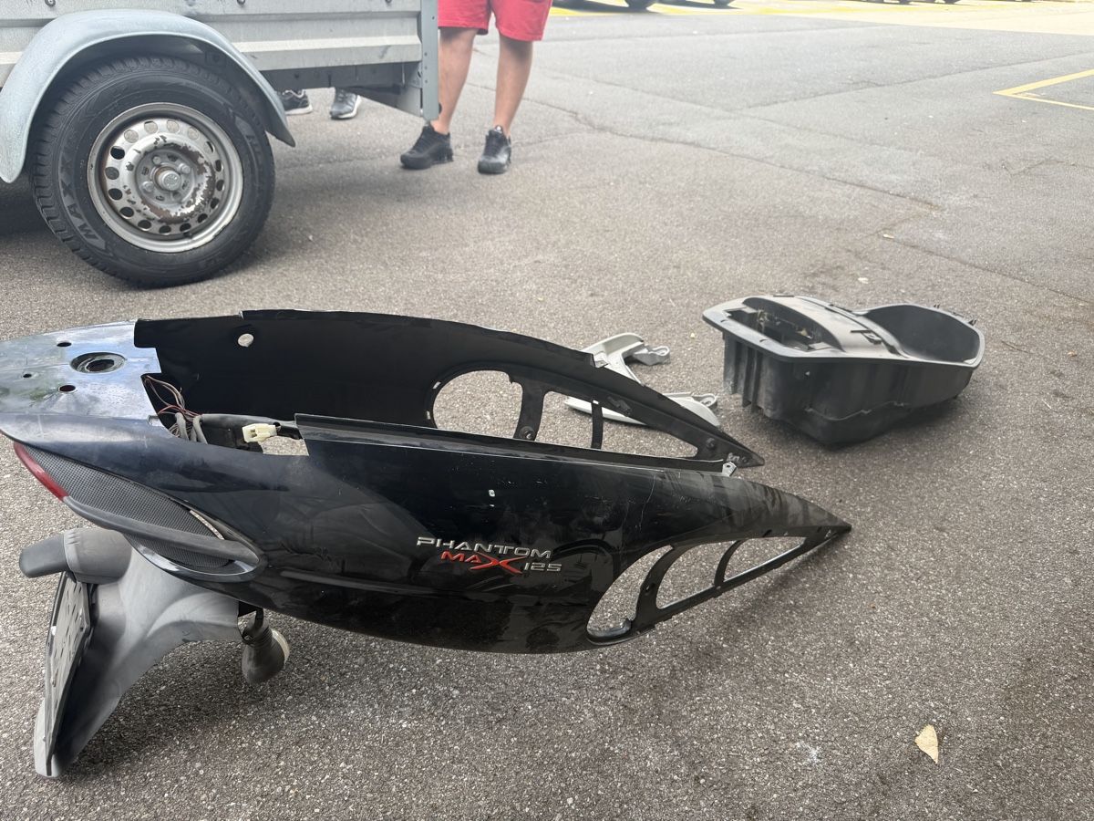 Malaguti Tutti i ricambio per moto: Seltene Teile Malaguti F12  Phantom Verkleidung Roller – Usato da Schlieren venduto da pie_zr6c 3
