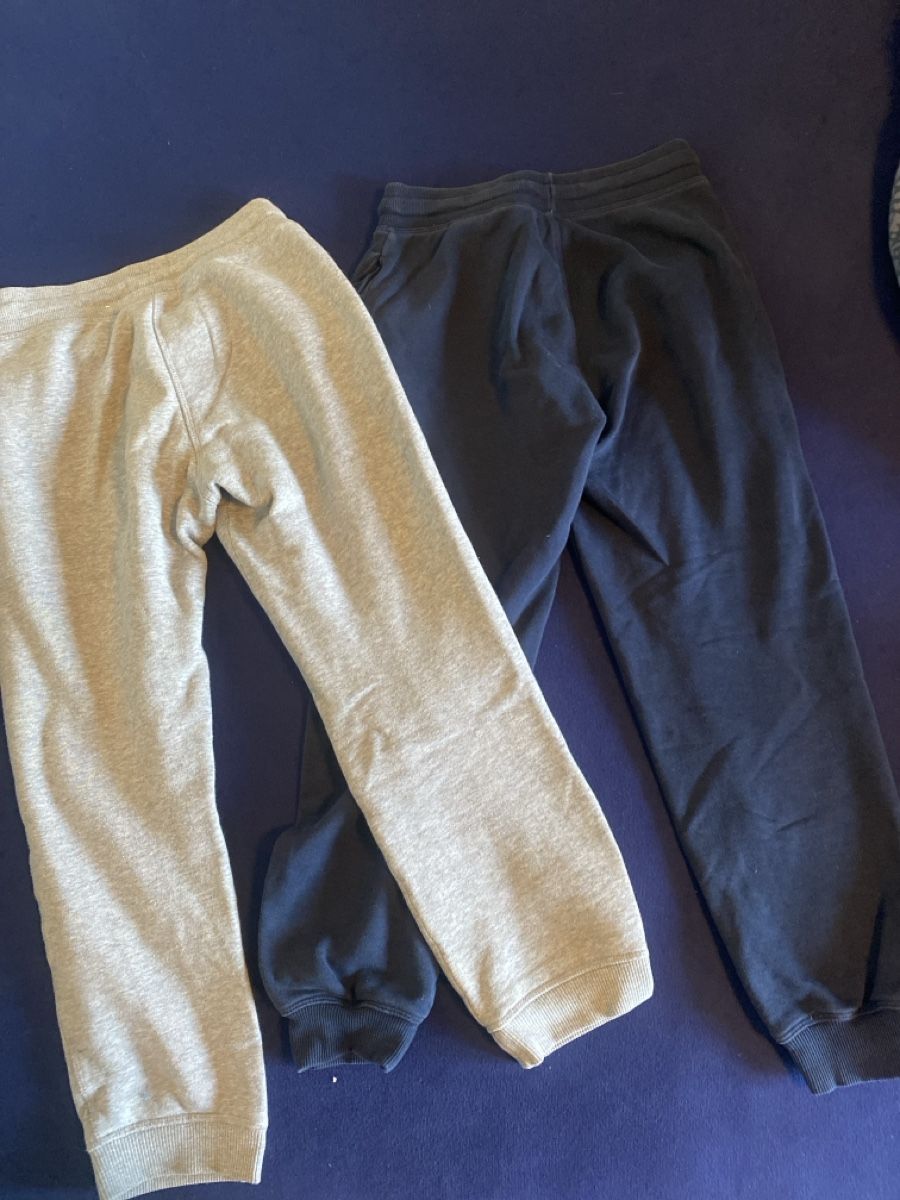 H&M Lotti di vestiti: 2 Jogginghosen H&M, Grösse 134 – Usato da Zürich venduto da sar_7s87 1