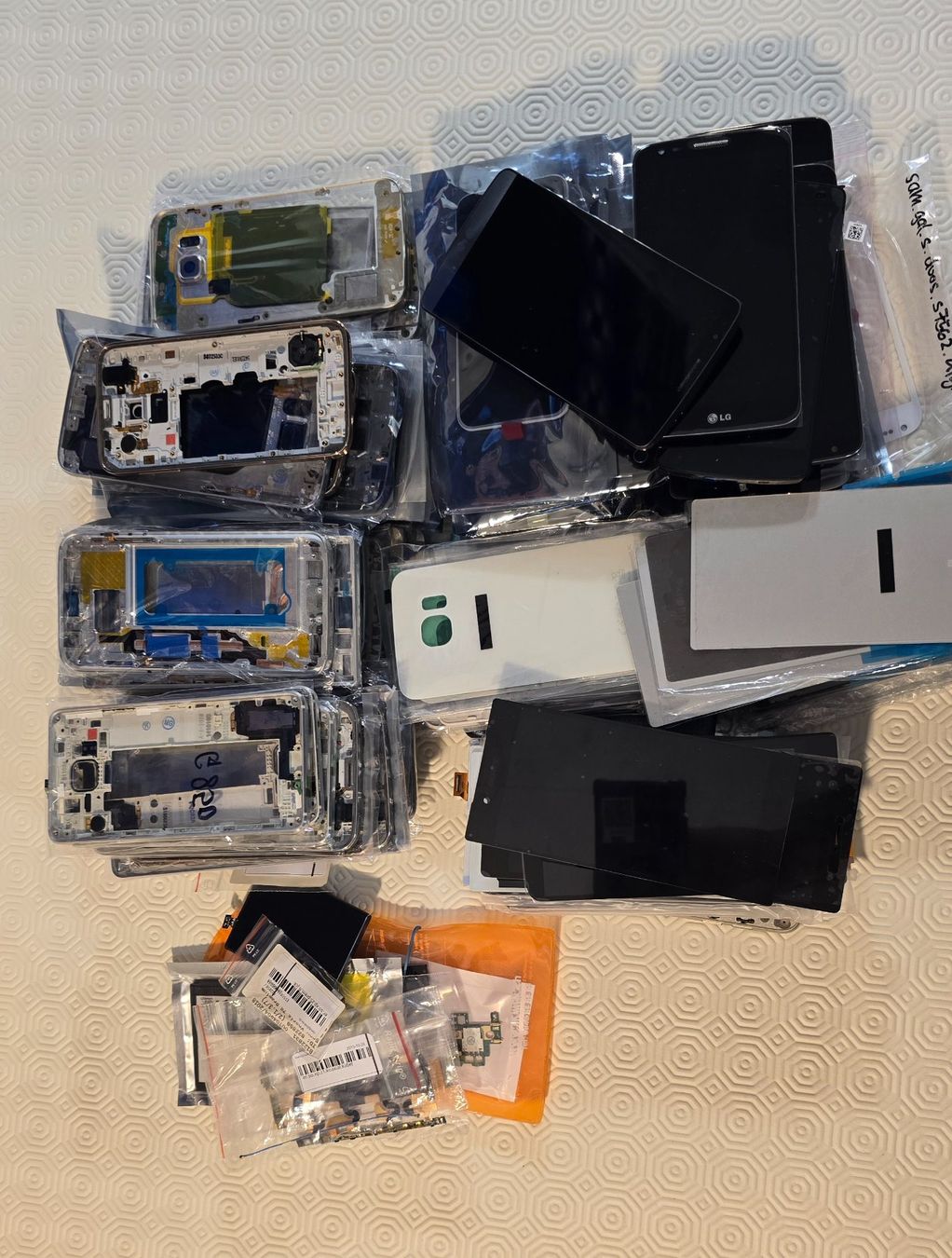 Telefoni cellulari / Smartphones: À vendre LCD, châssis et capots arrière neufs – Usato da Renens VD venduto da MTD2211 1