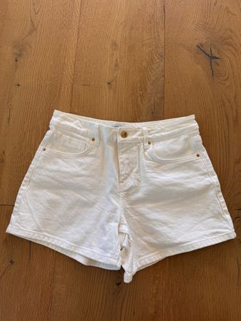 Zara Jeansshorts Gr. 36 in weiss m. Goldknopf