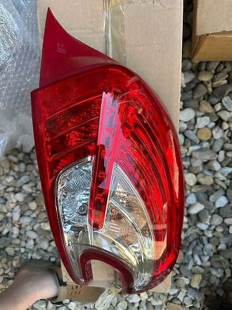 Peugeot Fari: Feu arrière droite Peugeot 208 – Usato da Champagne venduto da nan_2dwz 1