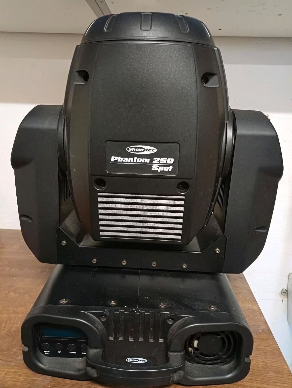 Showtec Lampade: 2 Stk. Showtec Phantom 250 Spot Movinghead (incl. Case) – Usato da Leutwil venduto da Rcmluepu