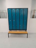 Doppelstöckiger Garderobenschrank / Spind mit Sitzbank