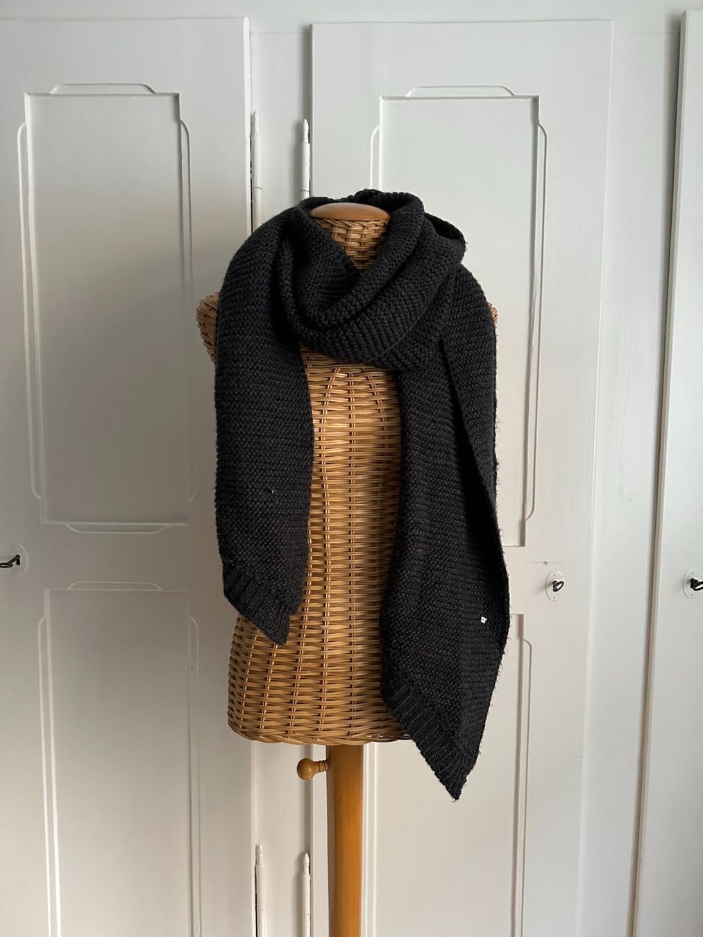Foulard & Sciarpe: Strickschal schwarz gross – Usato da Zürich venduto da Diazaio