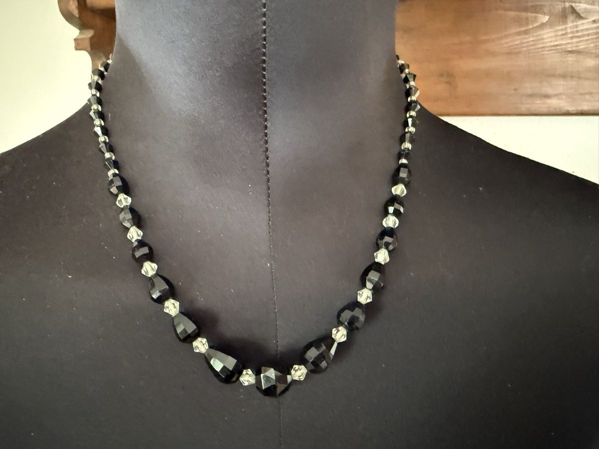 Ketten: Art Déco Halskette: Schwarze Glasperlen – Gebraucht aus Lamone von LaCantinaMagica 1