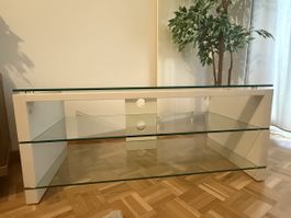 Meuble TV blanc avec étagères en verre