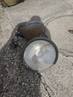 Zwei Oldtimer Scheinwerfer rund gebrauchter Zustand</div>