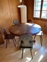 Antiker Tisch und 6 Stabellen