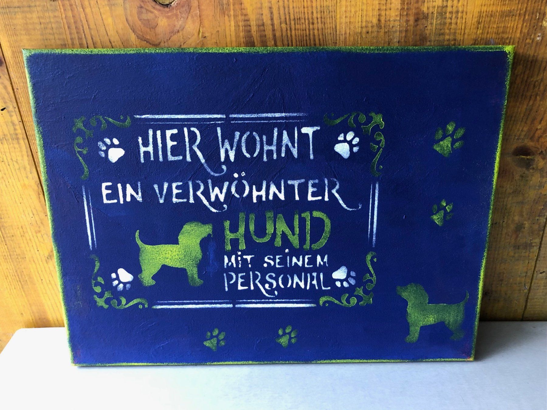 Foto & Immagini: Bild "Hier wohnt ein verwöhnter Hund..." – Usato da Buchs SG venduto da Handyman77