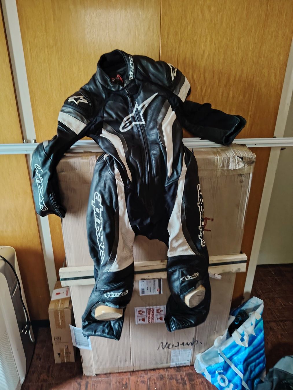 Lots de vêtements: Combinaison cuir Alpinestars – D'occasion à Neuchâtel par Mitchi28 1