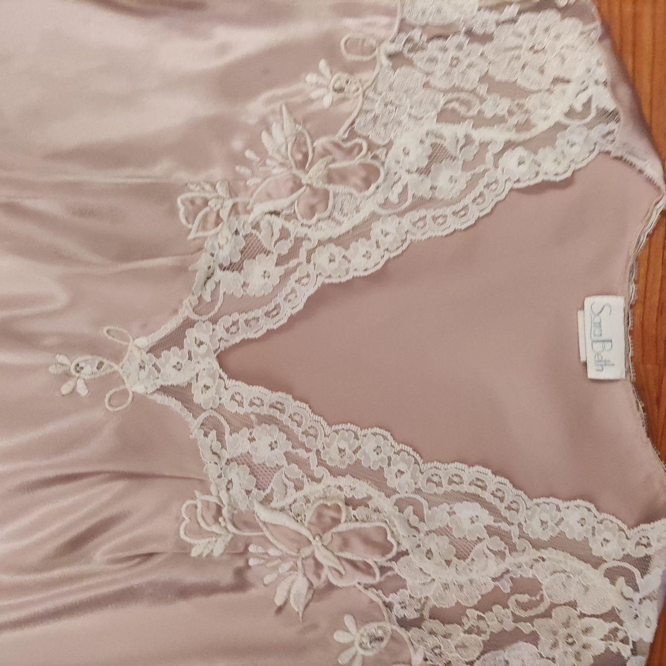 Negligees & Pyjamas: Sara Beth Satin Nachthemd mit zarter Spitze – Gebraucht aus Solothurn von Csw1 1