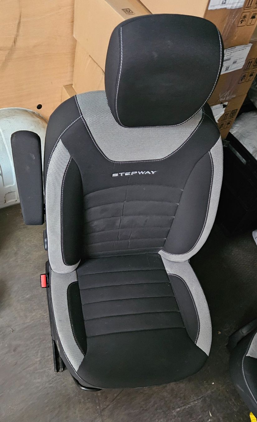 Dacia Alle Autoersatzteile: Dacia (Dokker) Autositze komplett mit Sitz Airbag Armlehne – Gebraucht aus Sarnen von Profi3 2
