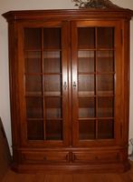 Vitrinenschrank aus Massivholz