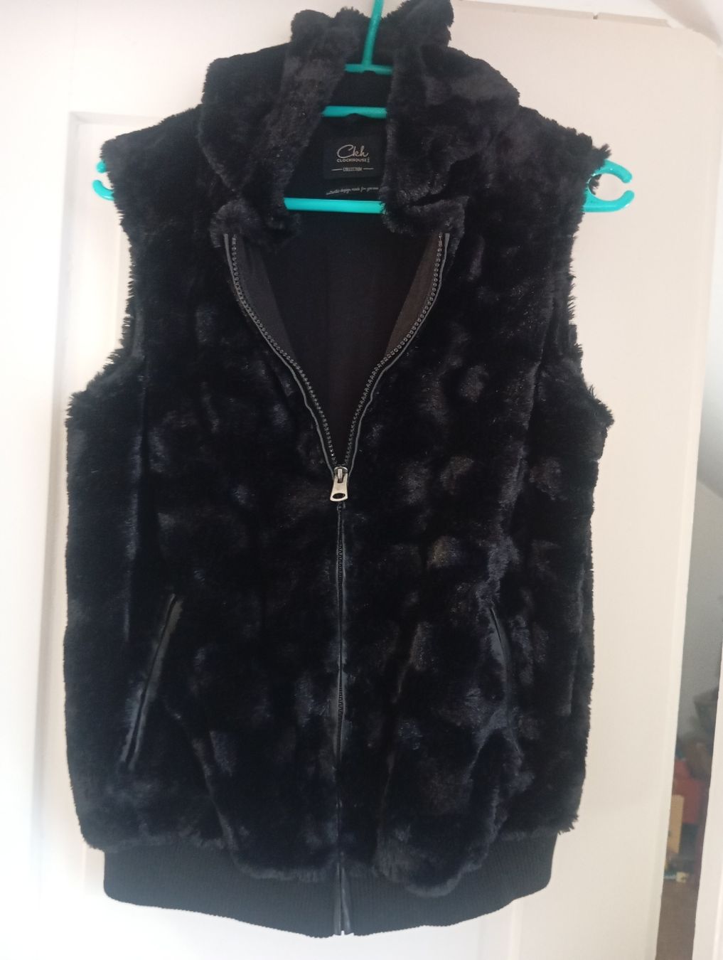 C&A Gilets & Westen: Clockhouse Kunstfellweste, Schwarz, NEU – Neu (gemäss Beschreibung) aus Niederurnen von Glentin