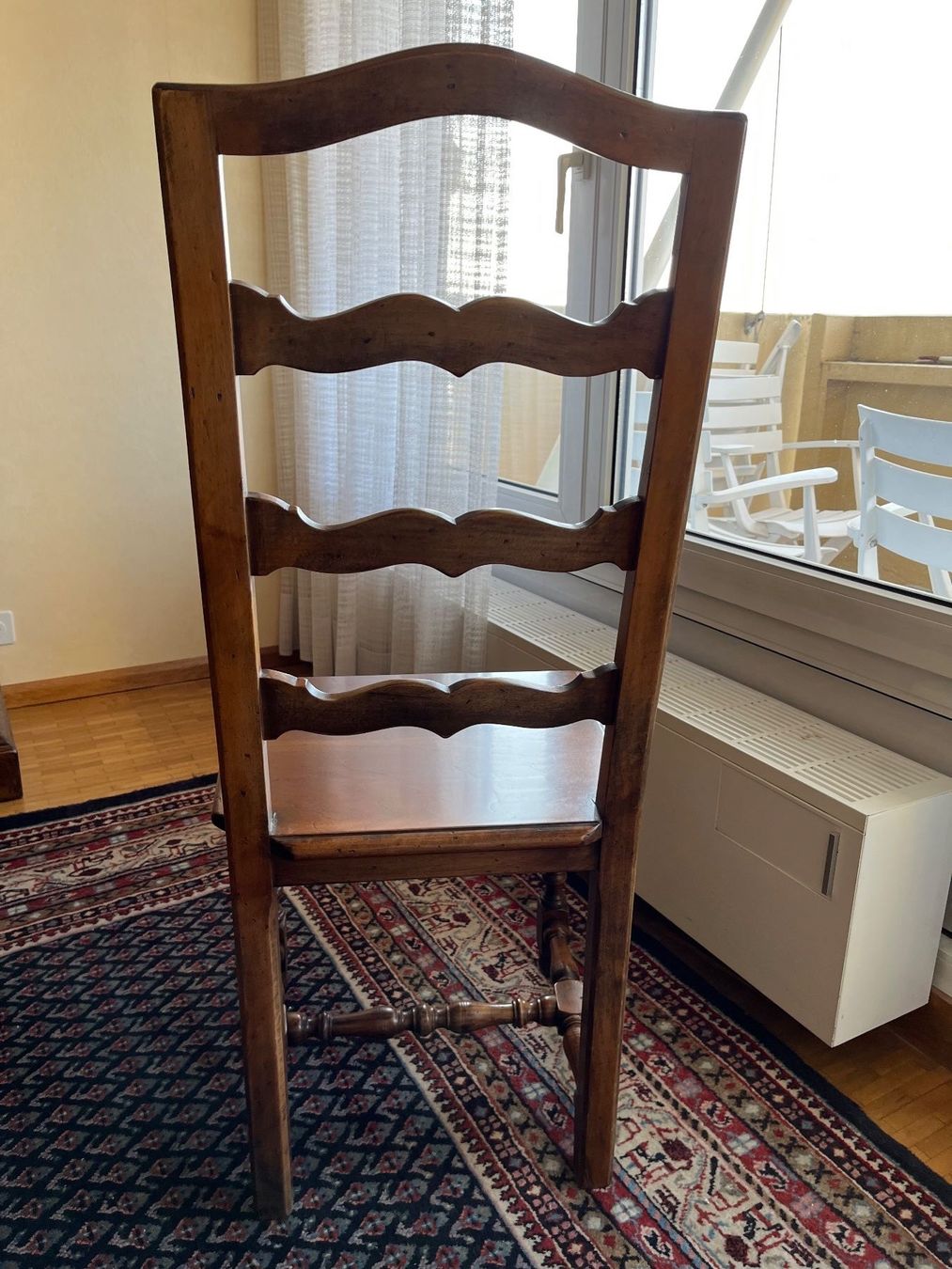 Sedie: Quatre chaises en noyer massif – Usato da Romanel-s-Lausanne venduto da Galveston 2