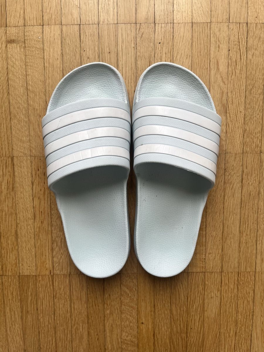 Adidas Scarpe da uomo: Adiletten Badeschuhe – Usato da Zug venduto da IndiQueen