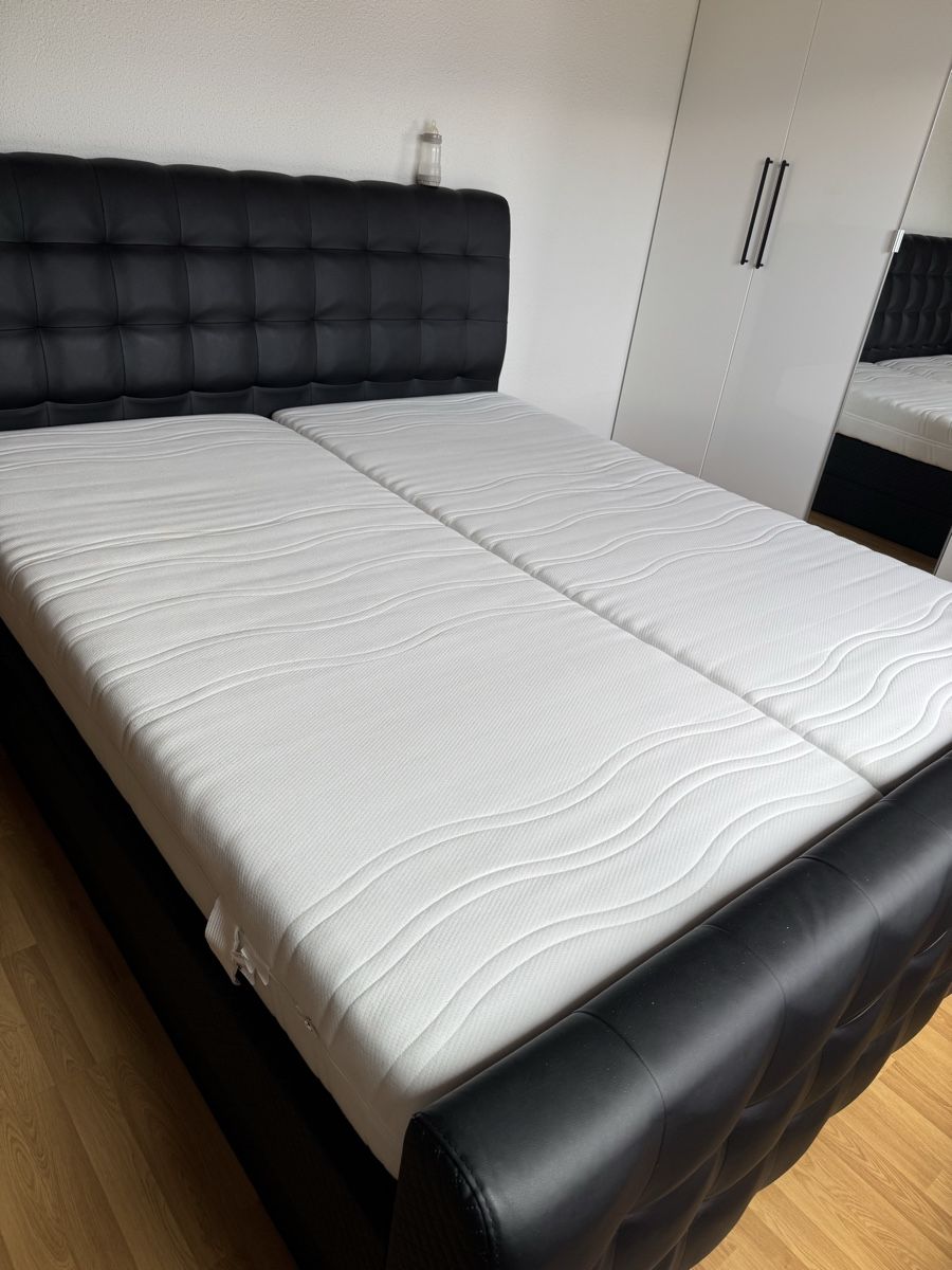 Betten: Bett / Boxspringbett Schwarz Kunstleder fast neue Matrazen – Gebraucht aus Buchs SG von G.M.S. 4