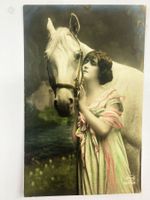 Fotopostkarte Frau mit Pferd Handkoloriert - um 1920 Antik
