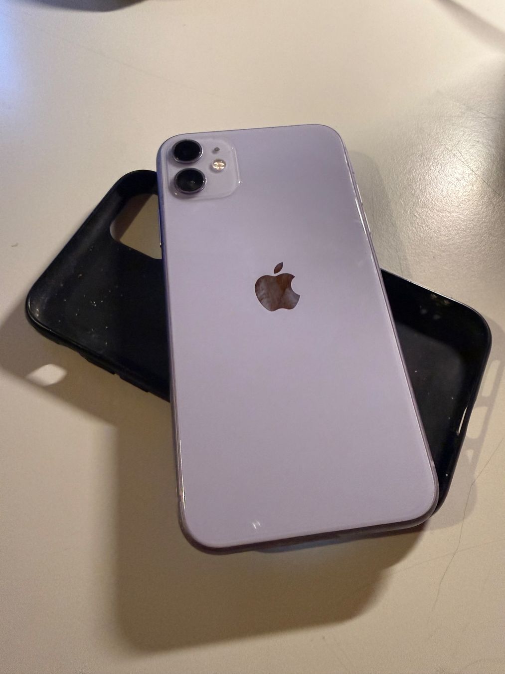 Apple Telefoni cellulari / Smartphones: iPhone 11 (64GB) Hellviolett – Usato da Tuggen venduto da Cedi_3009 2