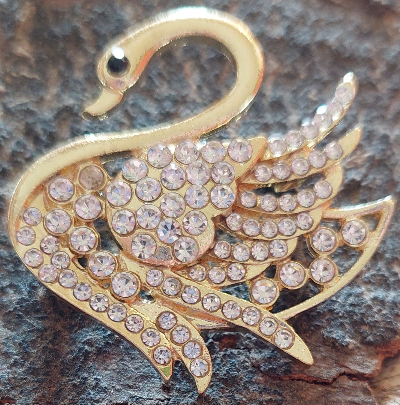 Broches & Aiguilles: Schwan Brosche, goldfarbig mit Strass-Steinchen – Neuf (Voir description) à Oberwil BL par Hunajakakku