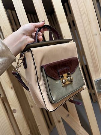 Schöne Lacktasche 