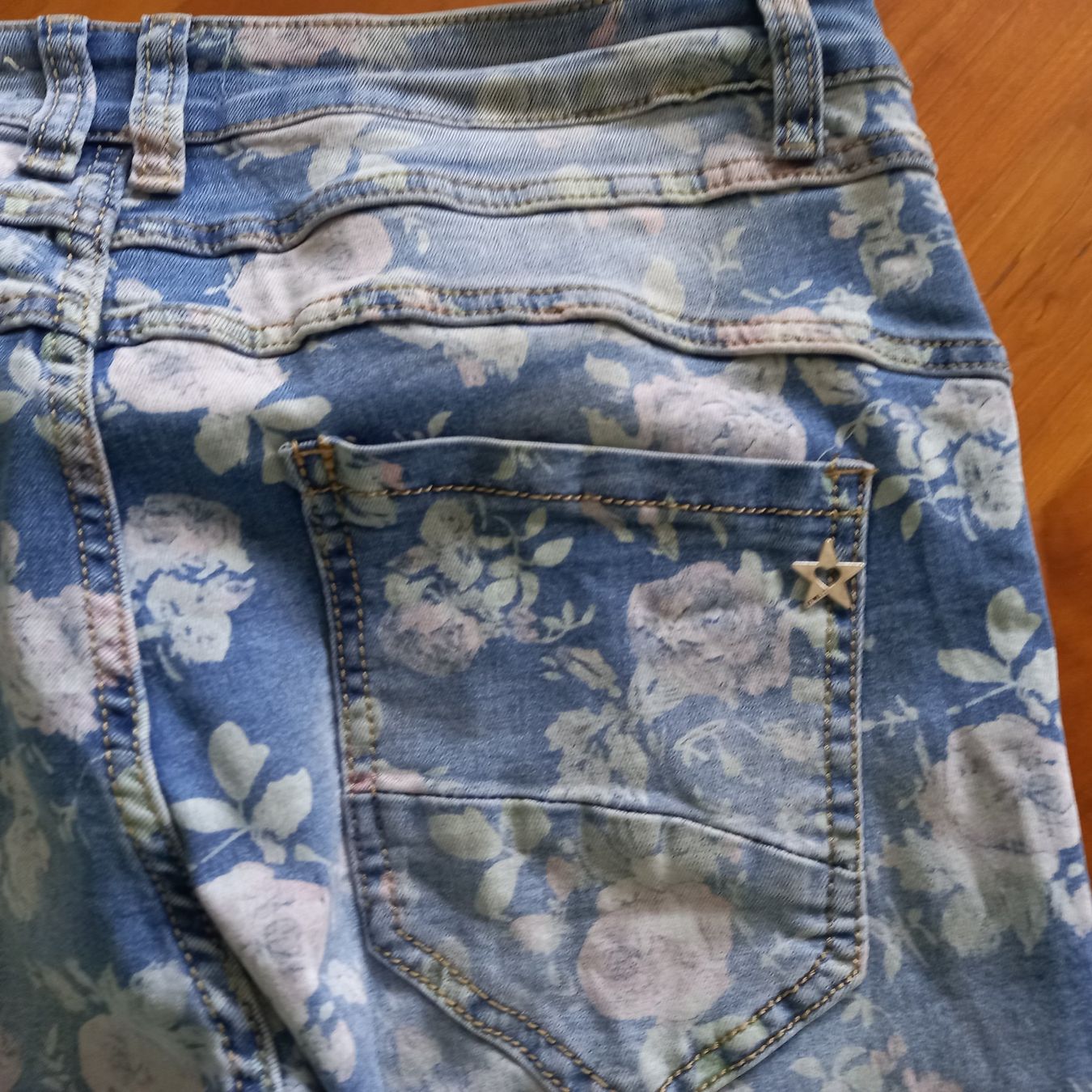 Jeans: Jeans geblumt – Usato da Ennetmoos venduto da enzian24 2