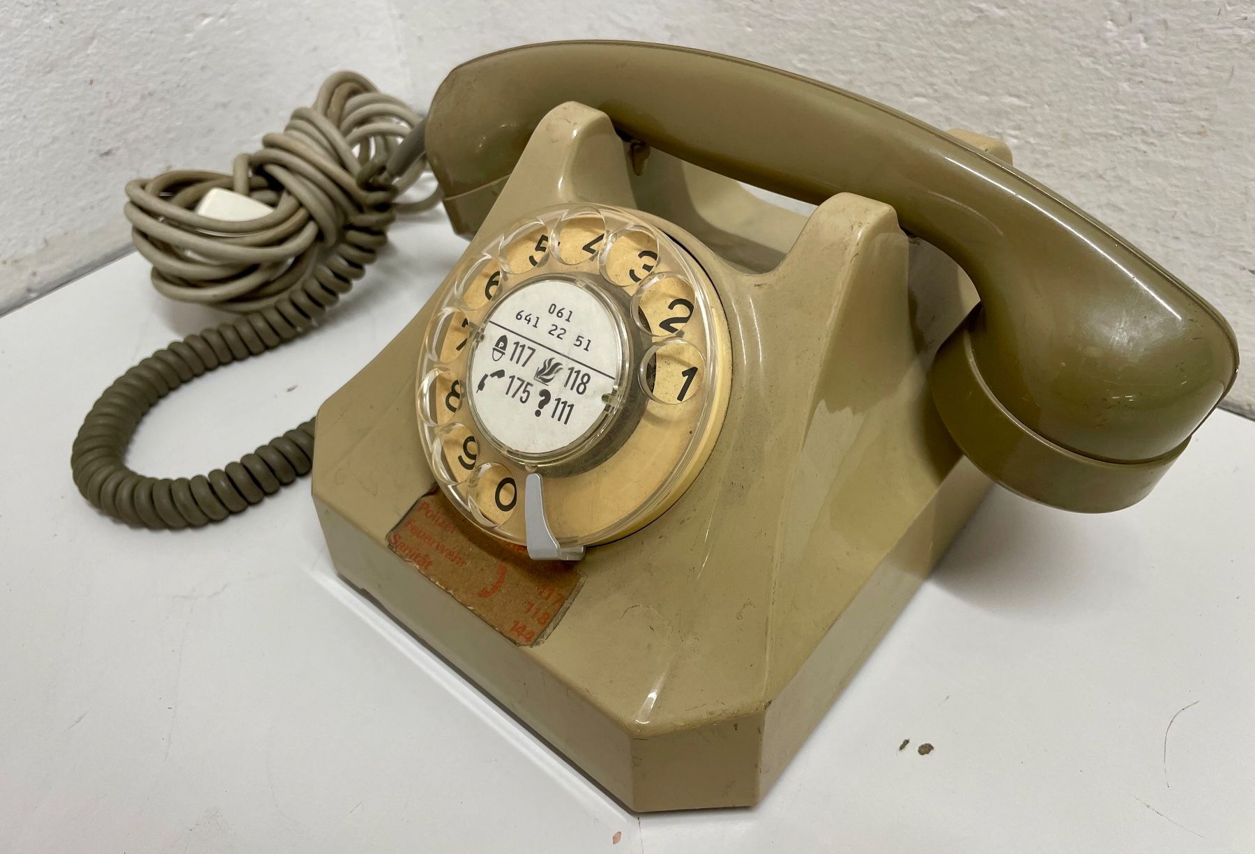 Telefoni: Vintage PTT Telefon mit Wählscheibe – Difettoso da Niederdorf venduto da LeptonAG