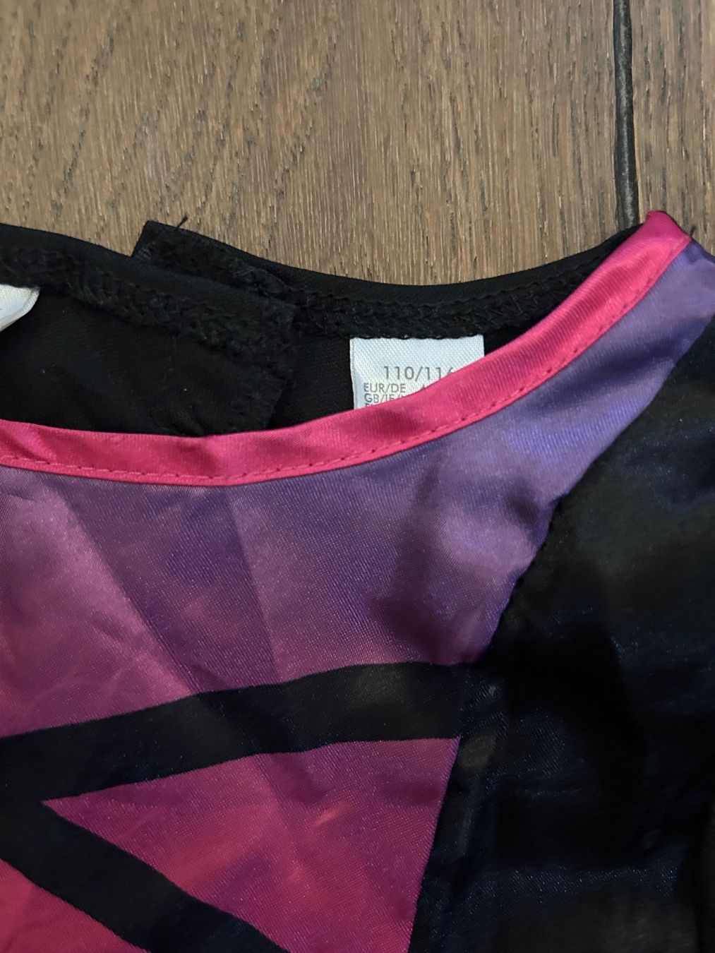 Costumi: Hexenkostüm Gr. 110 – Usato da Heiligkreuz (Mels) venduto da Ellengiordano 1